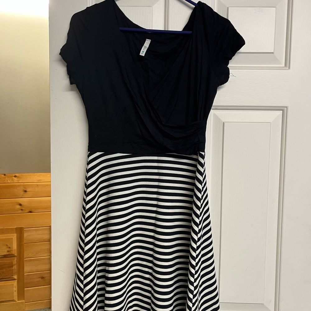Gilli Black and White A-Line Dress with Short Sleeves and Cowl Neck